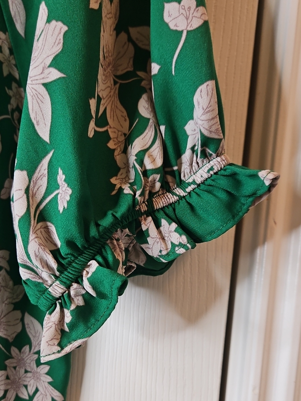 Sienna Sky Green Floral Ruffled Neckline Blouse, Sz Lg, EC, P2P 25" - Picture 6 of 7